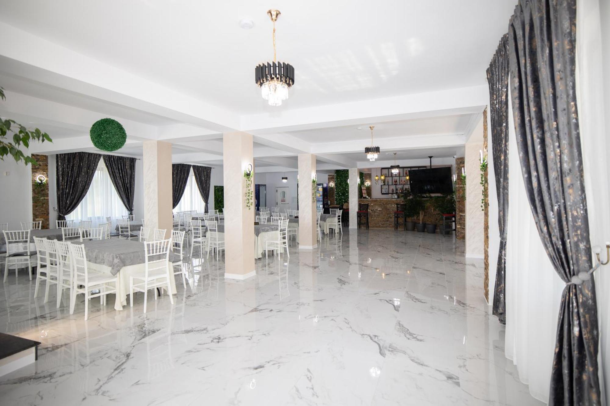 Отель Rem Garden Новач-Стрэйни Экстерьер фото