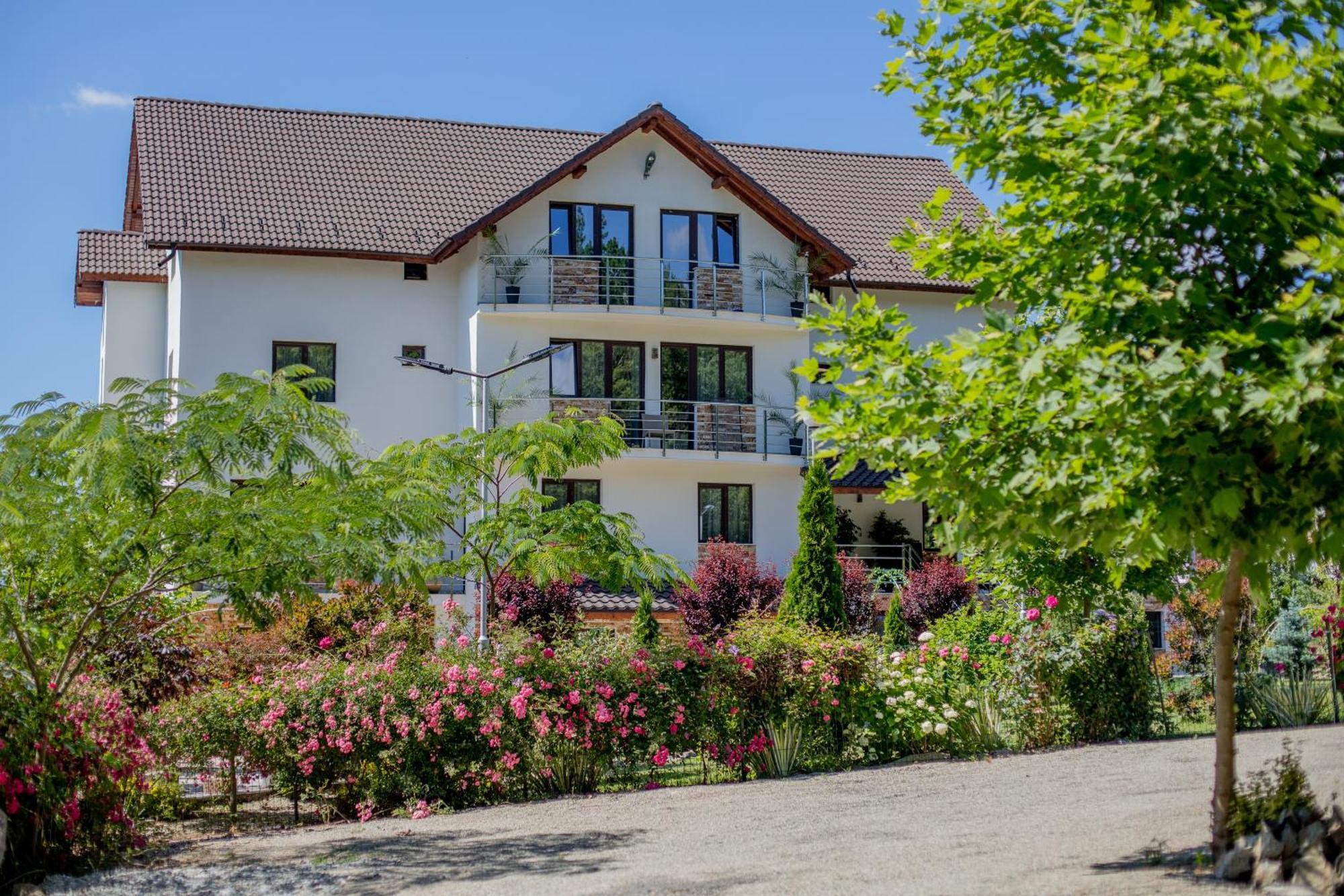 Отель Rem Garden Новач-Стрэйни Экстерьер фото