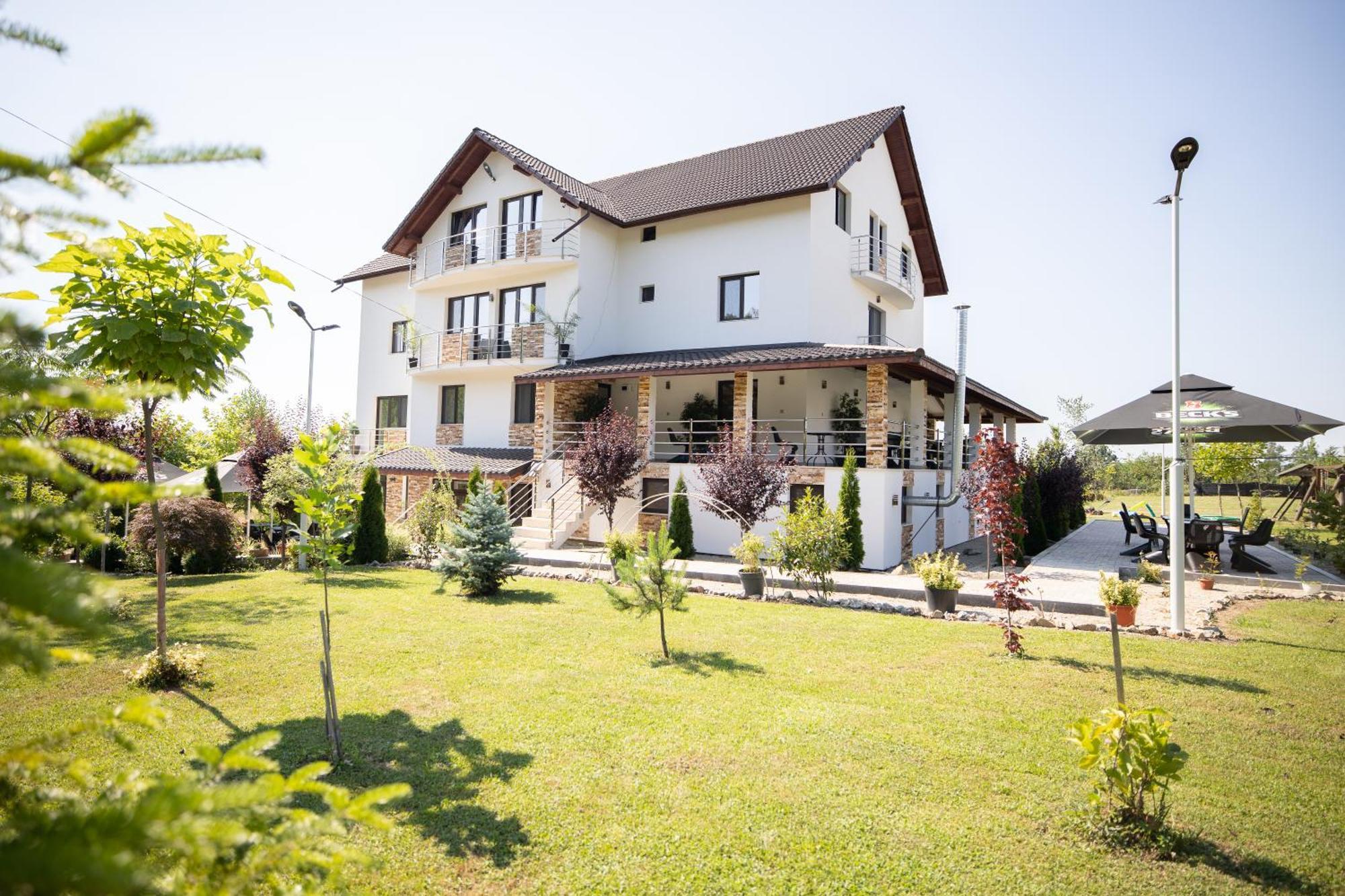 Отель Rem Garden Новач-Стрэйни Экстерьер фото